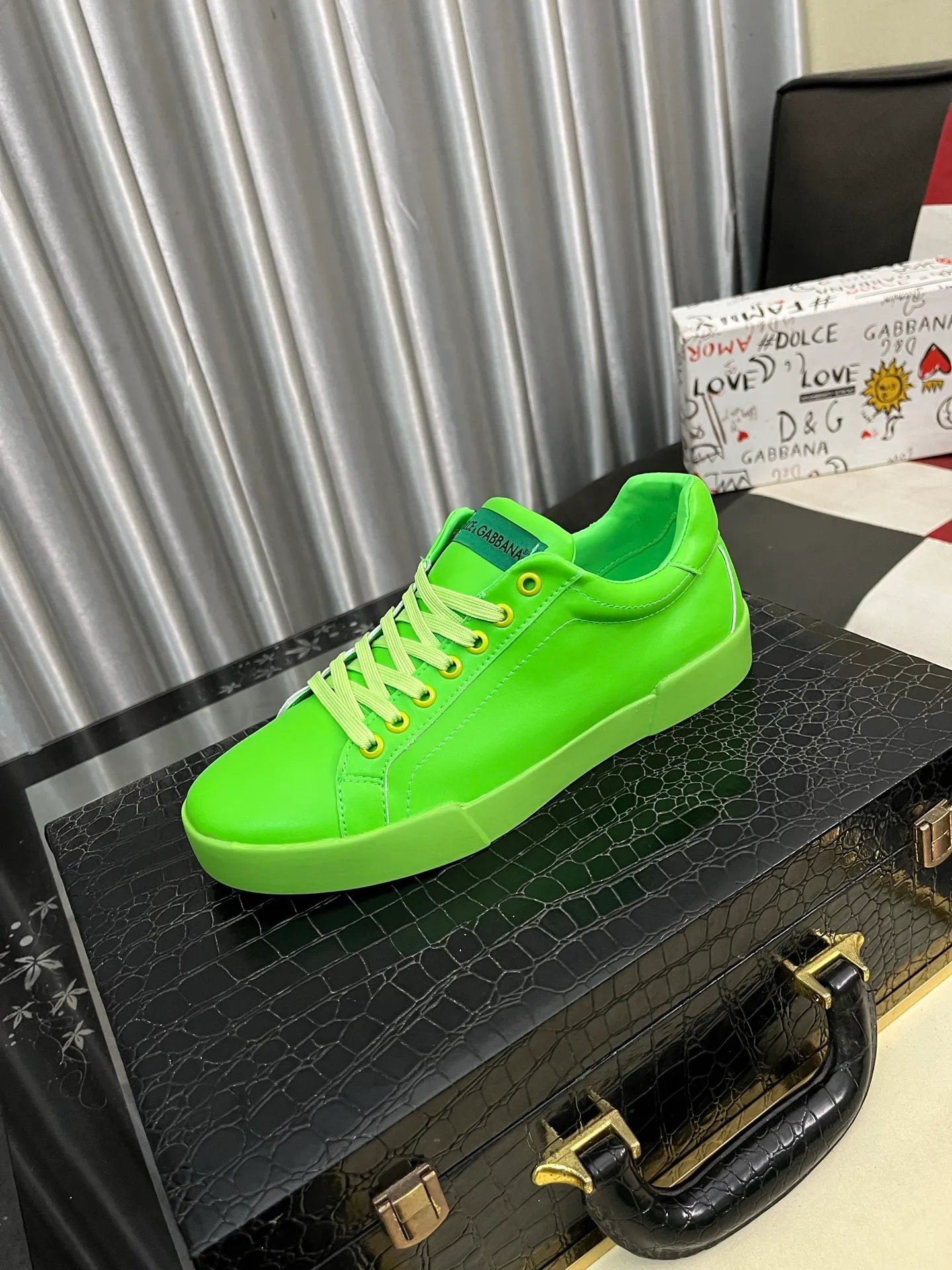Men's shoes 💰420⌚️⌚️DG's latest popular 🔥🔥casual shoes, the tongue has the brand's iconic details, and the combination of silk cowhide and cow suede enhances the style. Fashionable and versatile, it can complement any look. Create an exquisite design with unique dynamic vitality and modern atmosphere, showing modern elegance. Size: 35-46